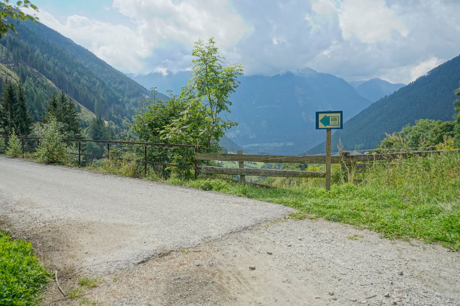 Der Alpe-Adria-Radweg bei Mallnitz mit Blick ins Tal