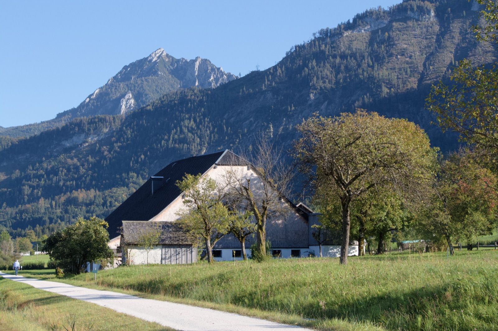 Der Salzkammergut-Radweg führt entlang der alten Bahntrasse bei Strobl durch die Berglandschaft des Salzkammerguts