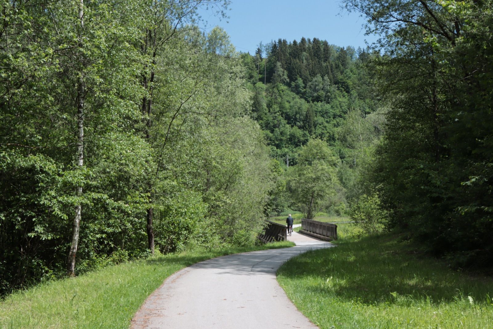 Asphaltierter Tauernradweg mit Radfahrer und kleiner Brücke bei Bischofshofen im Pongau