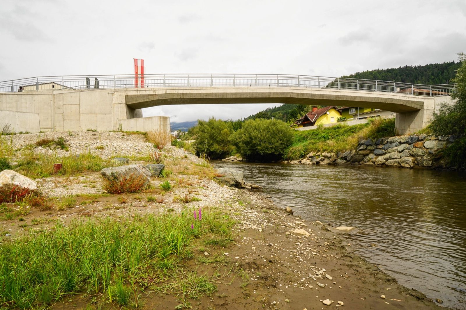 Brücke mit Radweg über die Lavant bei Lavamünd, dem Talende des Lavantradwegs am Übergang zum Drauradweg.