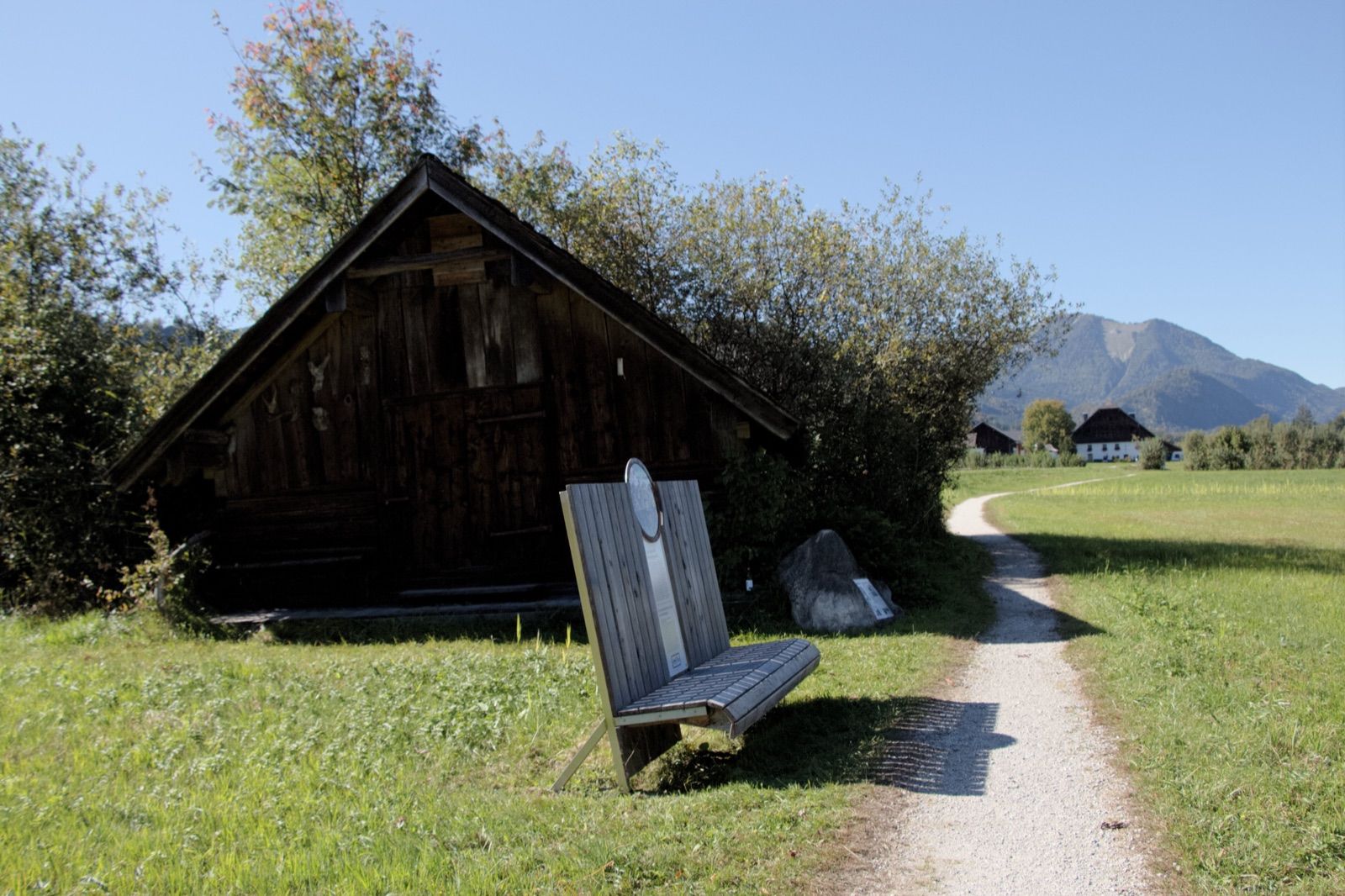 Der Salzkammergut-Radweg auf der ehemaligen Ischlerbahntrasse südlich des Wolfgangsees bei Strobl