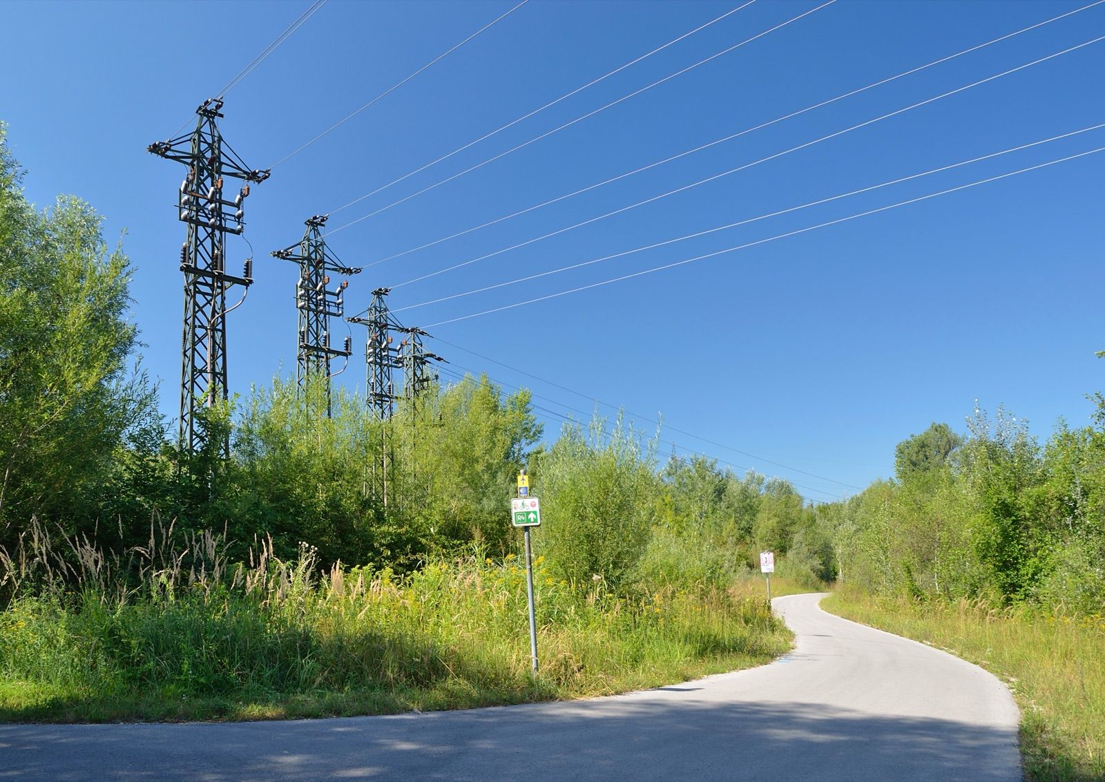 Der Traunradweg unterhalb des Kraftwerks Traun-Pucking.