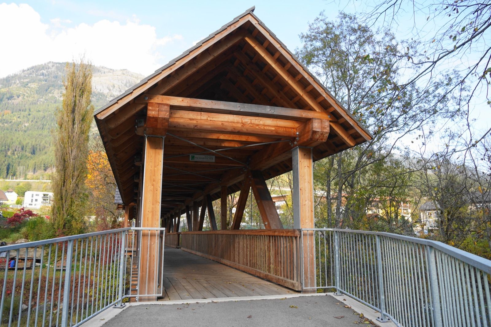 Holzbrücke des Radwegs R8 über die Möll bei Mühldorf, östlicher Abschnitt der Route.
