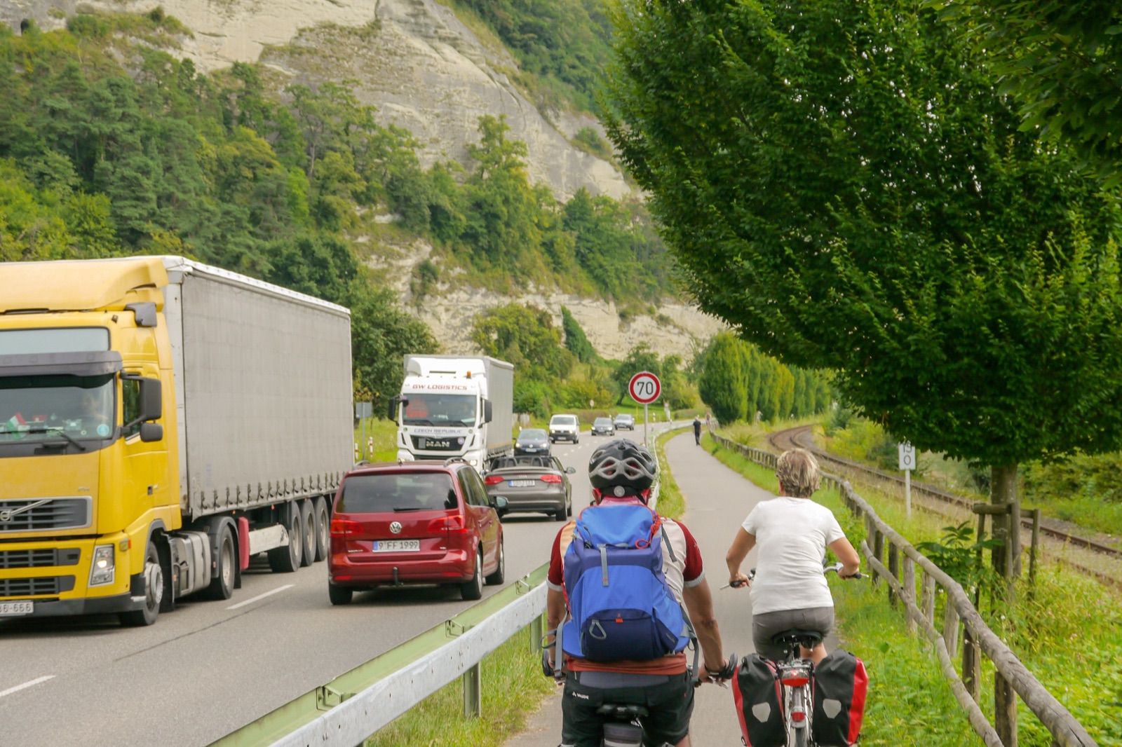 Der Bodensee-Radweg zwängt sich vor Überlingen zwischen See und Katharinenfelsen.