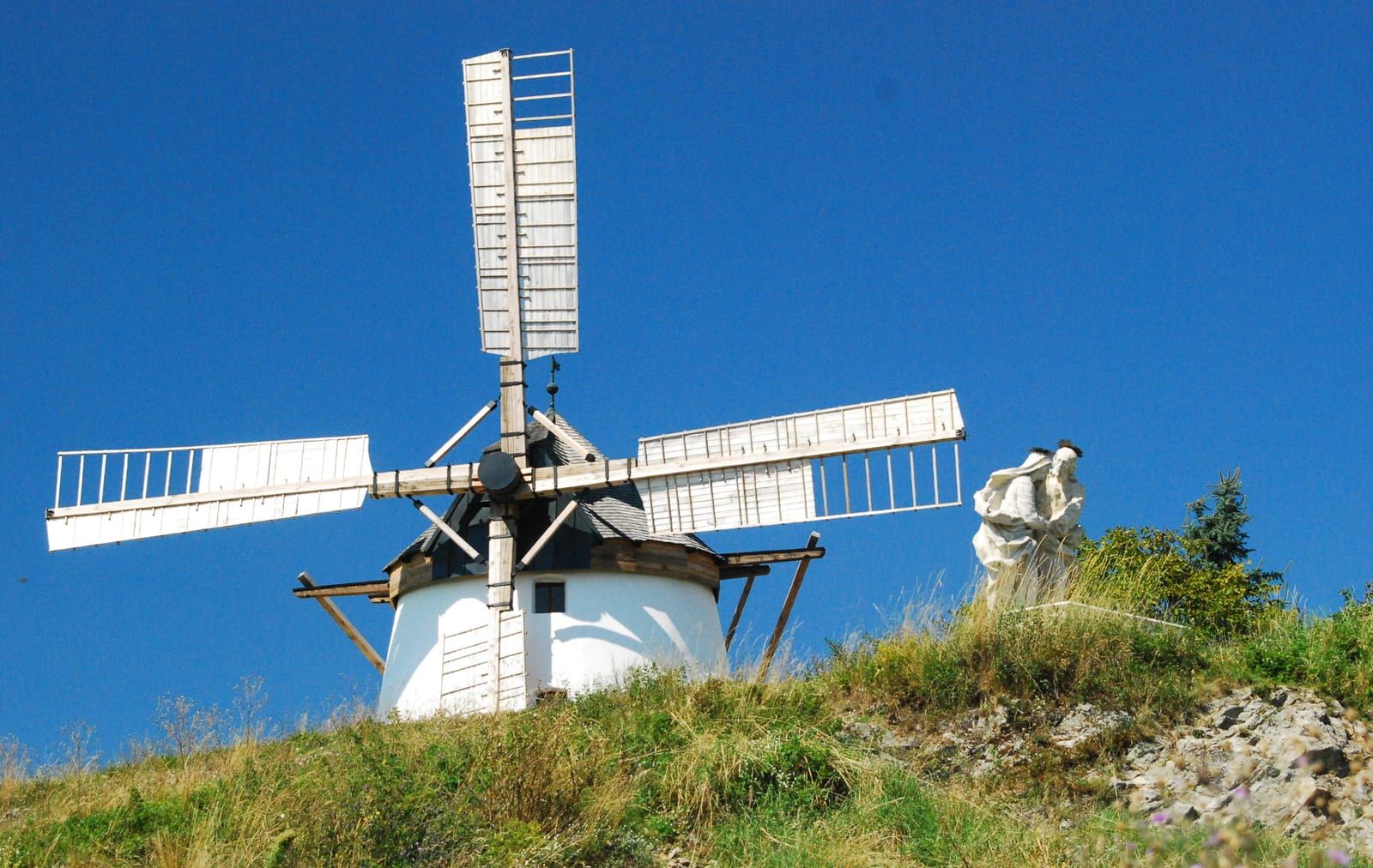Die Retzer Windmühle, das letzte funktionstüchtige Windrad Österreichs, über den Weingärten am Stadtrand.