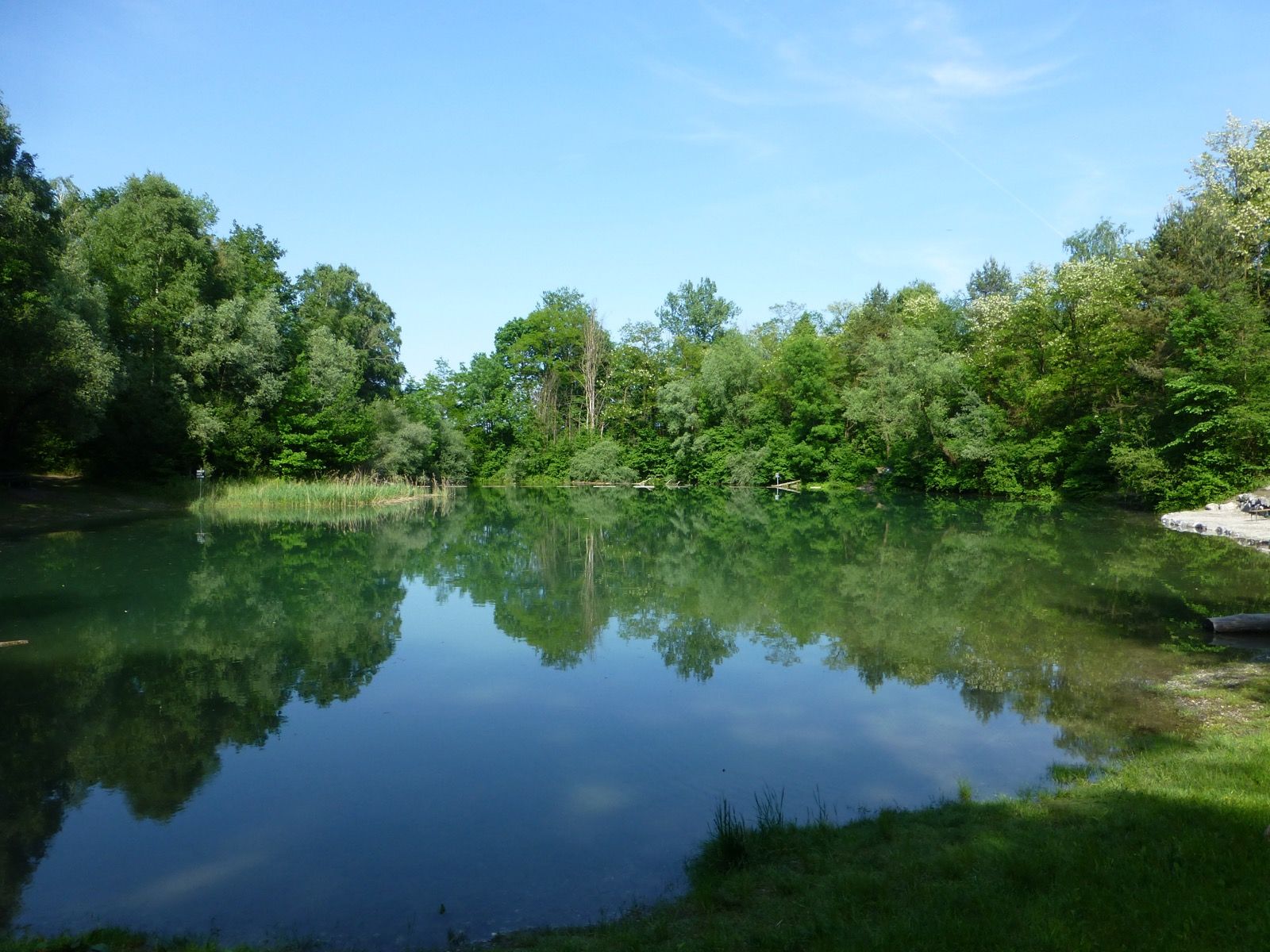Die Sandgrube Mäder - eine ehemalige Sandgrube unter Landschaftsschutz, heute Badesee und einer der fünf Seen der Tour.