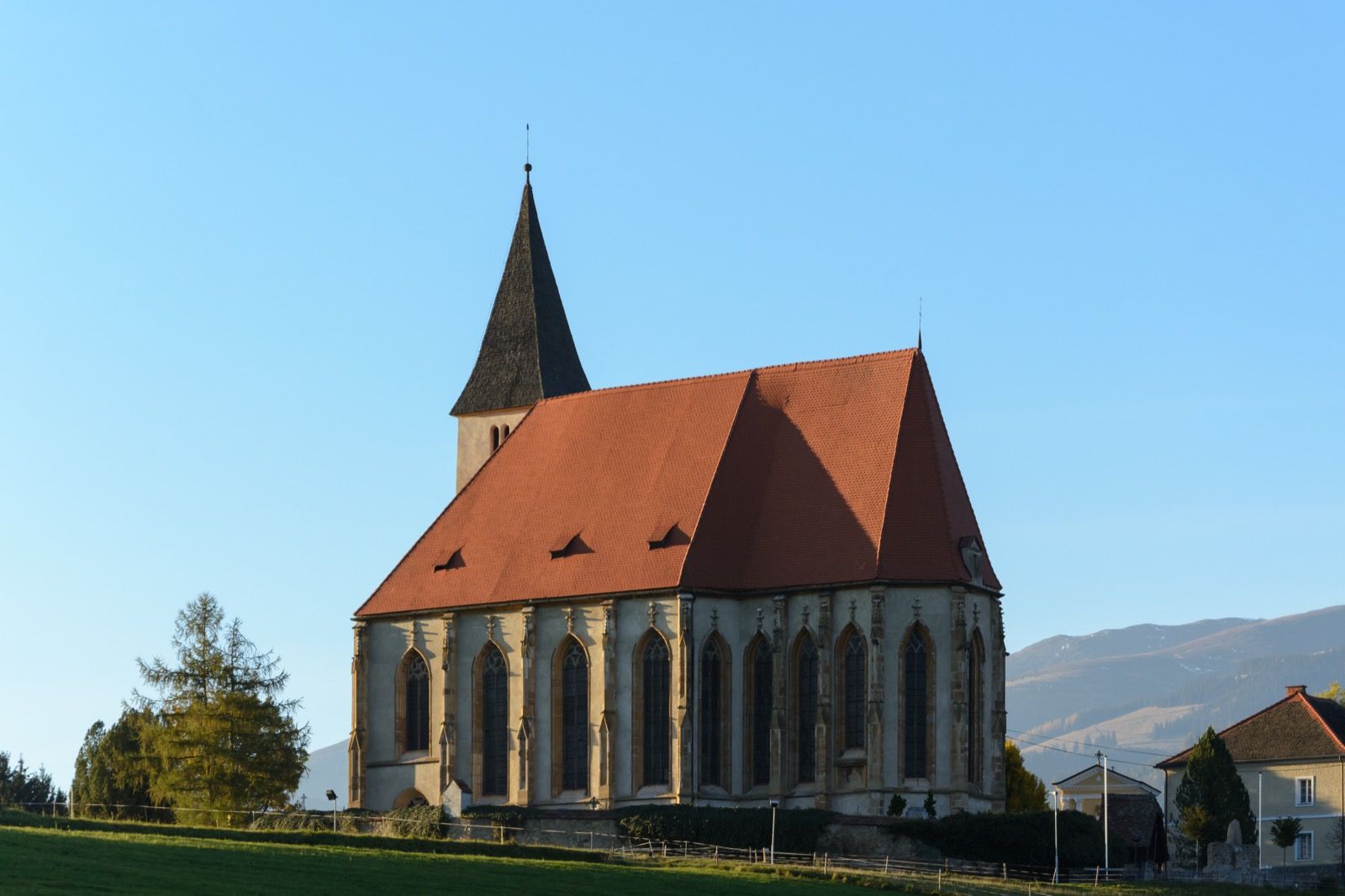 Die Pfarrkirche St. Maria im Paradeis in Sankt Marein bei Knittelfeld, am Übergang aus den Hügeln ins untere Murtal.