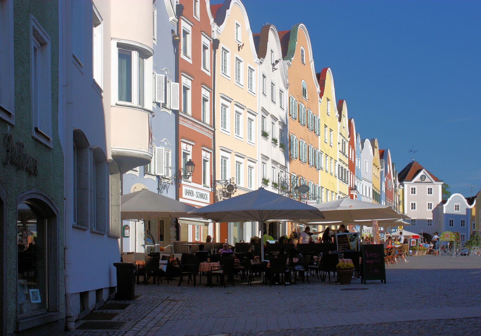 Die "Silberzeile" am Oberen Stadtplatz von Schärding mit ihren bunten Barockfassaden - das Glanzlicht der Barockstadt am Inn.