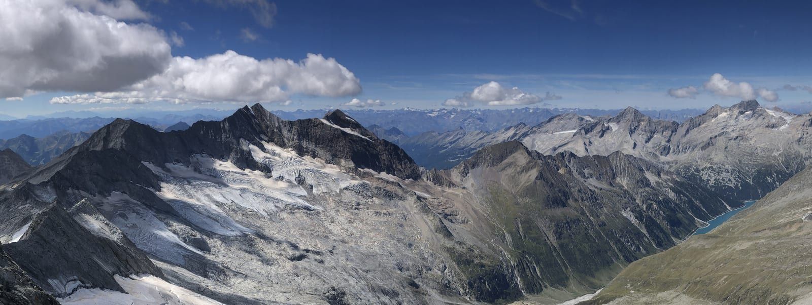 Die Hochfeilergruppe der Zillertaler Alpen mit dem türkisen Schlegeisspeicher - ein lohnender Abstecher ab Mayrhofen.