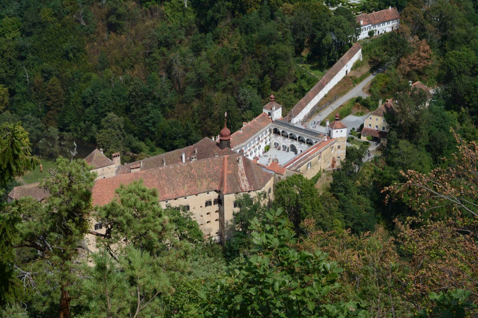Schloss Herberstein über der Feistritzklamm, mit Tierwelt und Gironcoli-Museum.