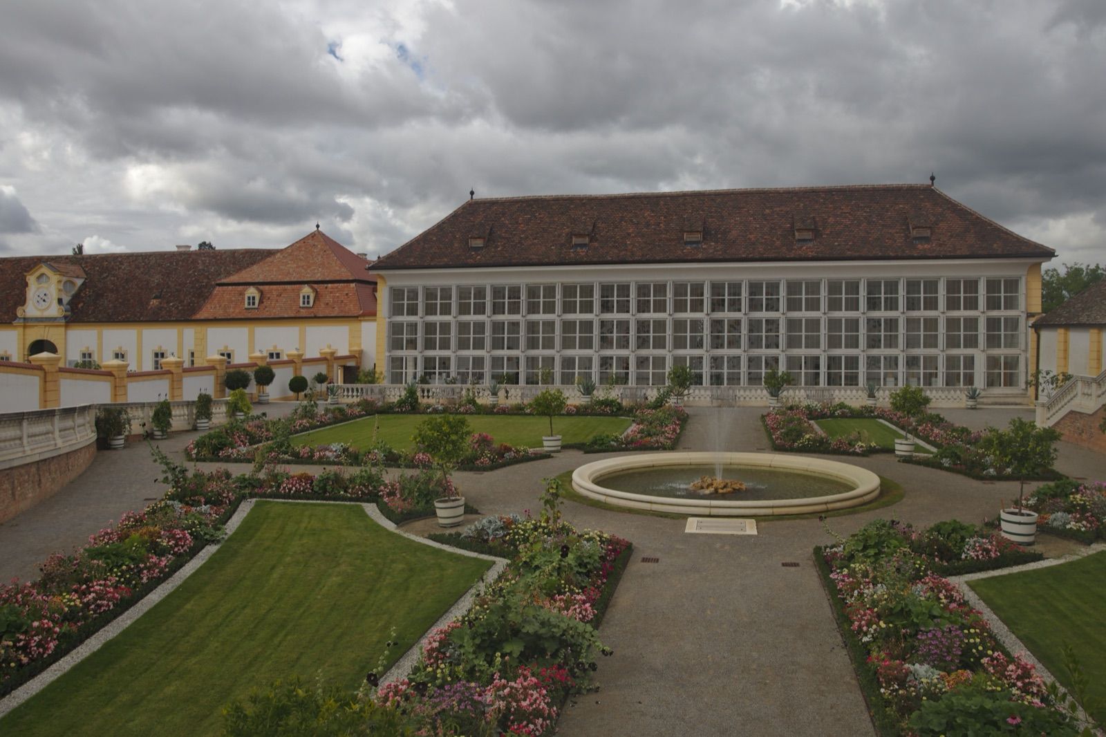 Der barocke Terrassengarten und die Orangerie von Schloss Hof, einem Kulturhalt nahe der March am Eiserner-Vorhang-Radweg.