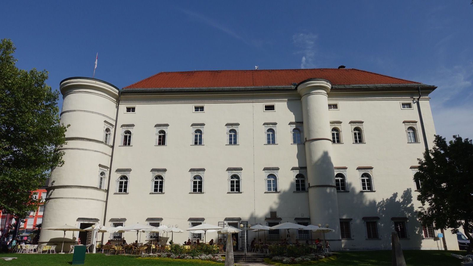 Der Renaissance-Arkadenhof von Schloss Porcia (ab 1533) im Zentrum von Spittal markiert das Ziel des Lieserwegs.