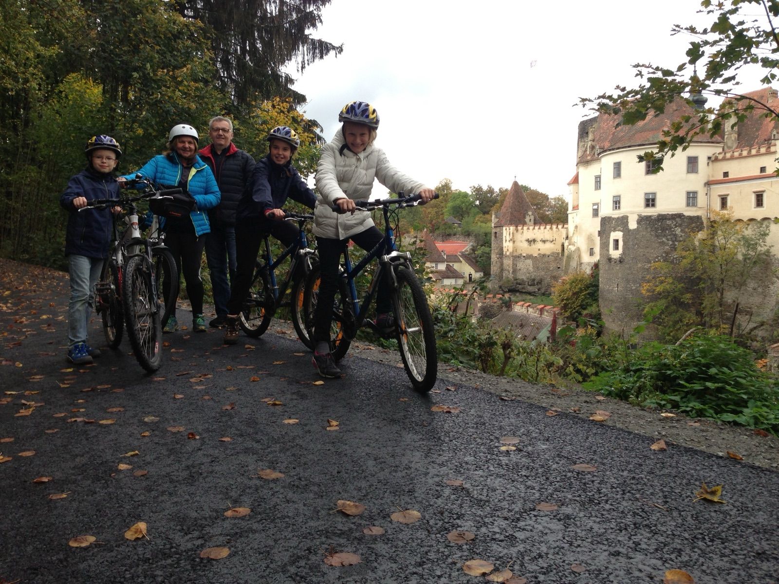 Radfahrer auf dem Weg unterhalb der Burg Raabs an der Thaya im Waldviertel.