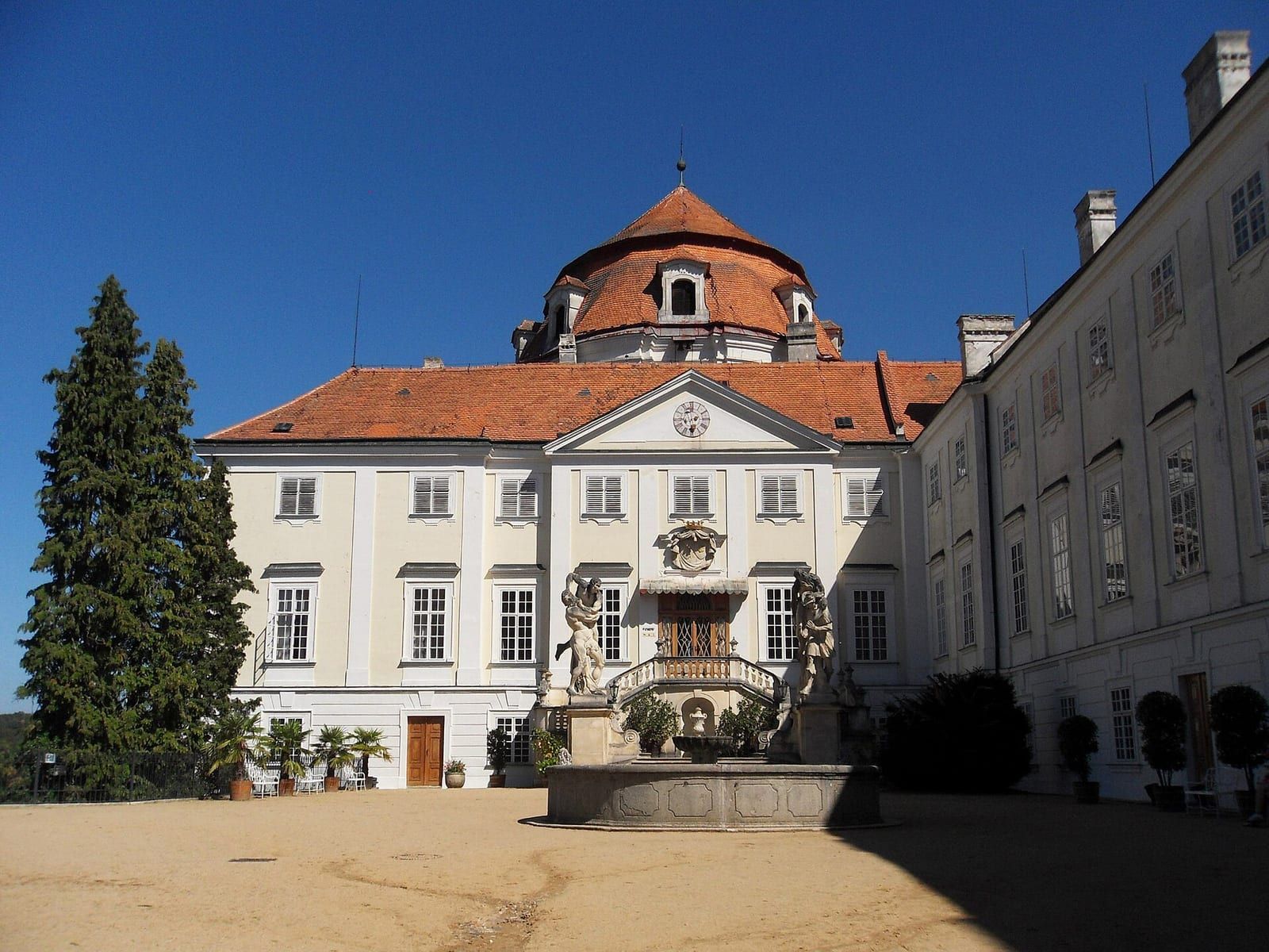 Das Barockschloss Vranov nad Dyjí (Frain) auf der mährischen Seite des Thayatals.