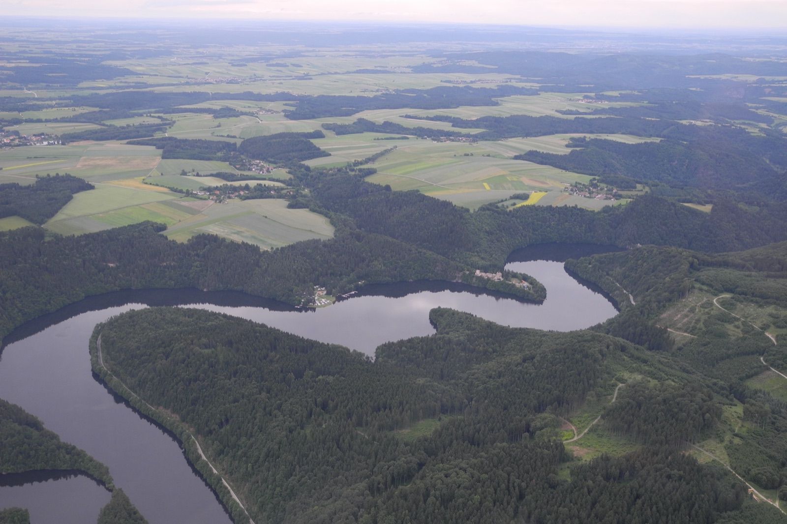 Luftbild des Stausees Dobra, einer der Kampseen entlang der Radrunde