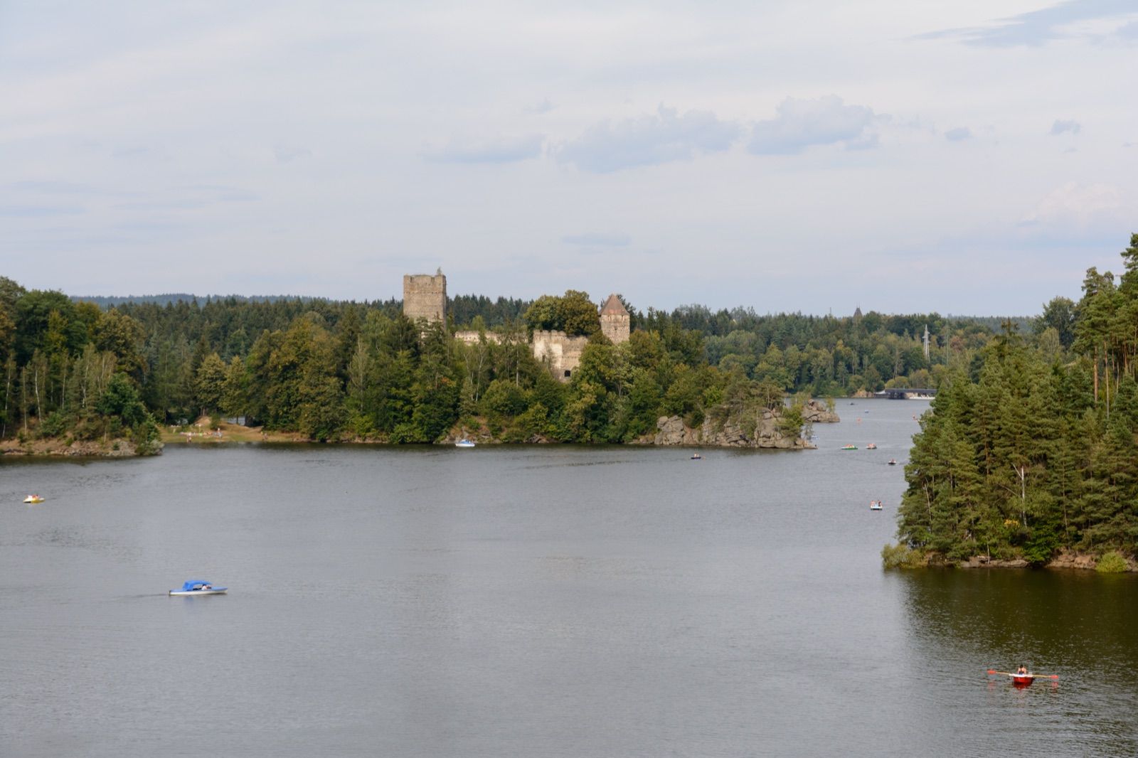 Stausee Ottenstein mit Ruine Lichtenfels, der die Volt-Radrunde am Lichtenfels-Blick folgt