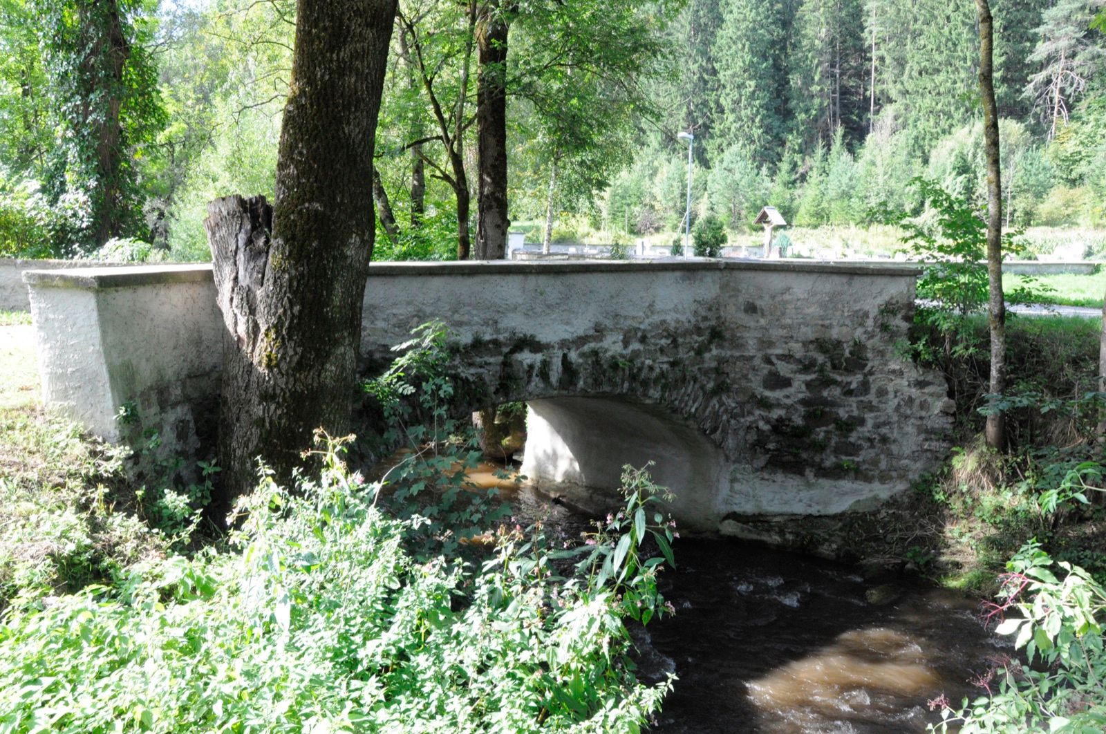 Barocke Steingewölbebrücke in Wieting, einem Talort an der Route durchs Görtschitztal.