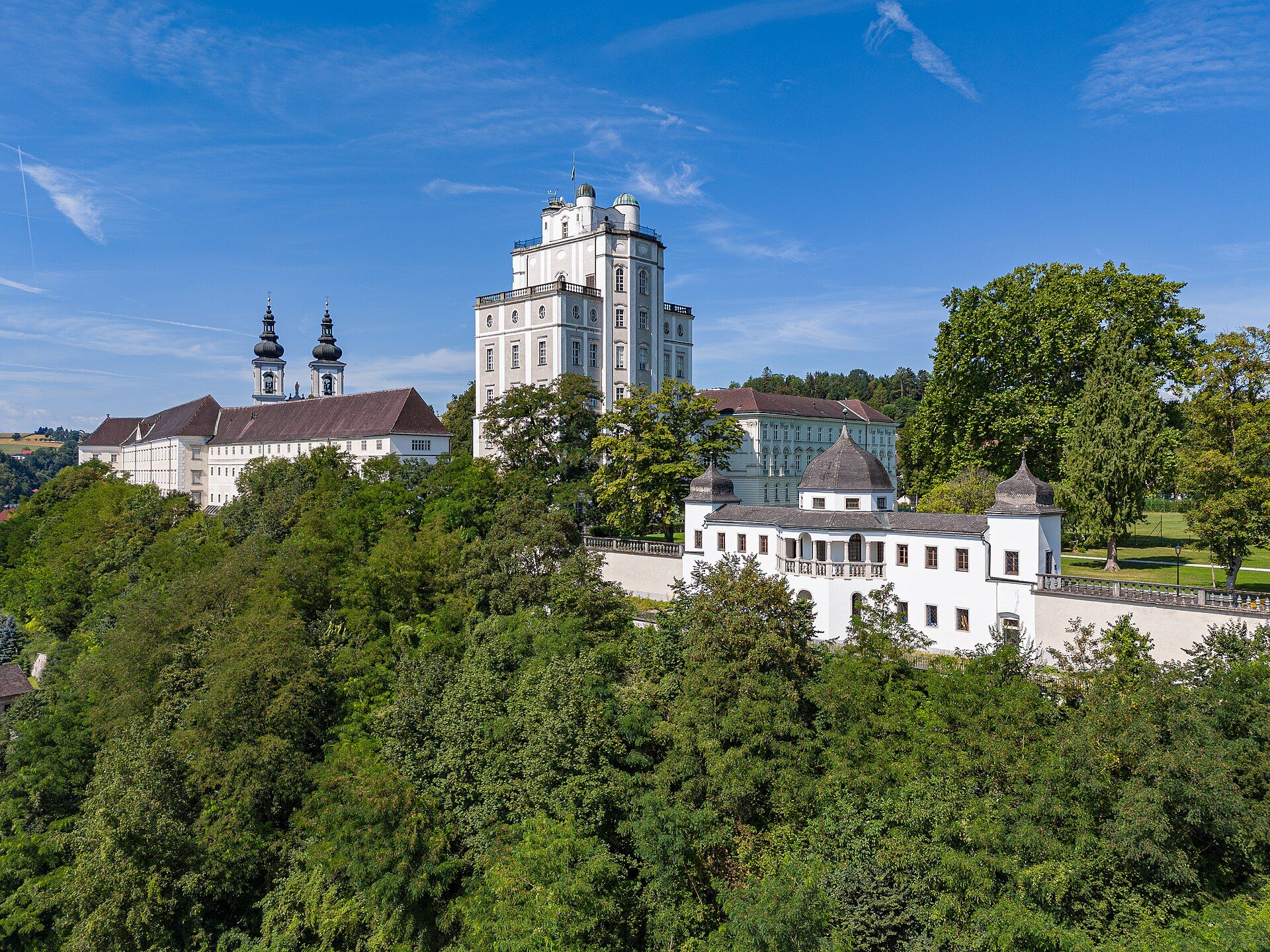 Das Stift Kremsmünster mit der Sternwarte und der Stiftskirche, aus der Luft aufgenommen - das kulturelle Herzstück des Kremstalradwegs.