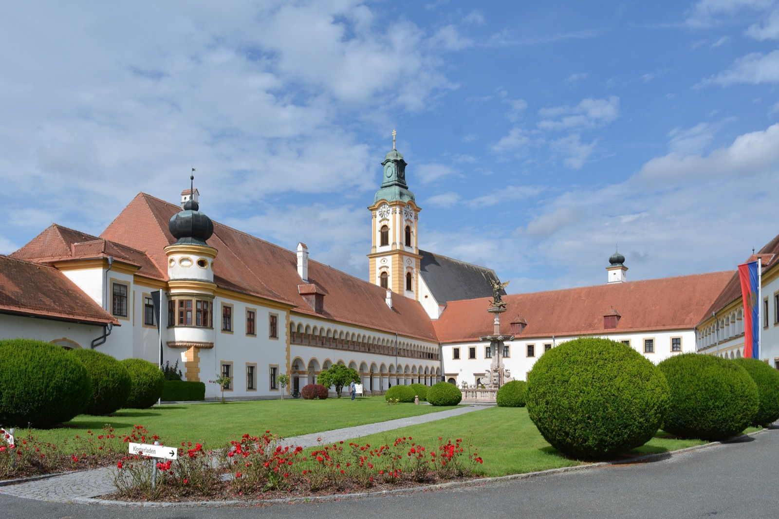 Der äußere Hof des Augustiner-Chorherrenstifts Reichersberg, unmittelbar am Innweg (um 1084 gestiftet).