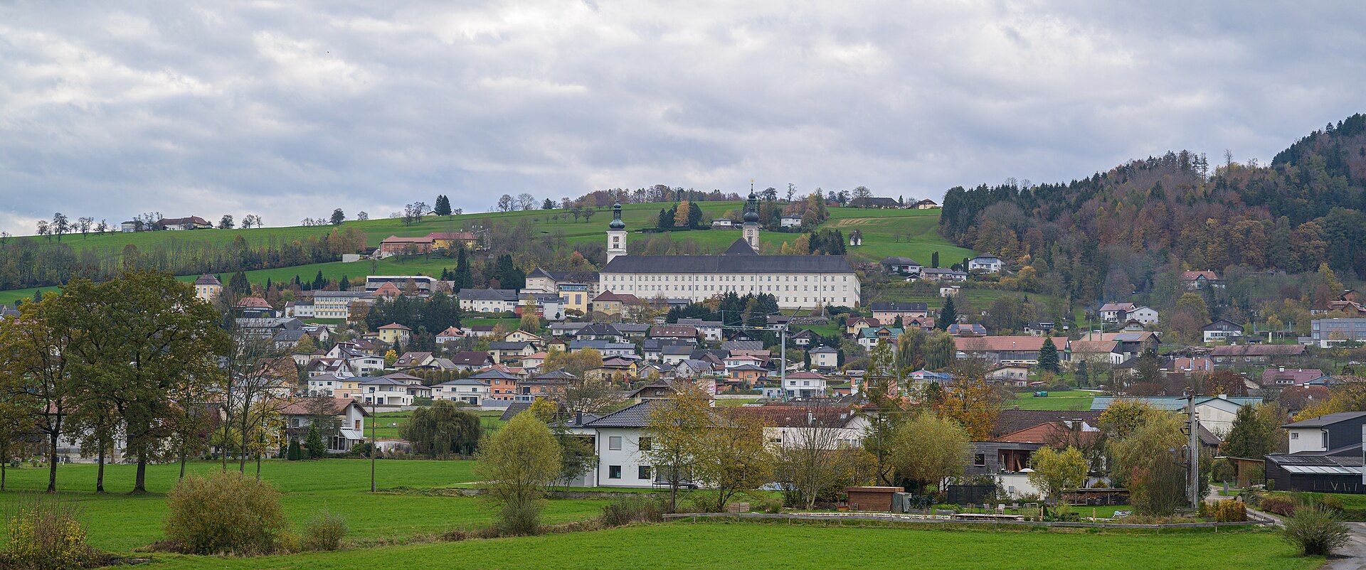 Blick vom Bahnsteig des Bahnhofs Schlierbach auf den Ort und das Zisterzienserstift.