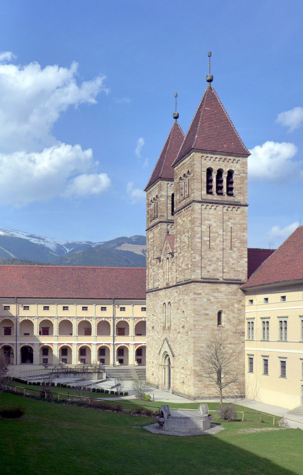 Der äußere Klosterhof und die romanischen Basilikatürme der seit 1883 benediktinischen Abtei Seckau.