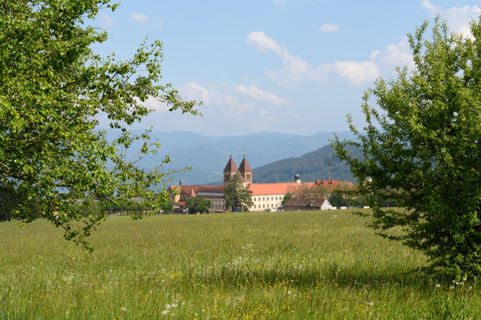 Stift Seckau, der "Dom im Gebirge", im Talkessel der Seckauer Alpen - das kulturelle Herzstück des Seckauer Alpenradwegs.
