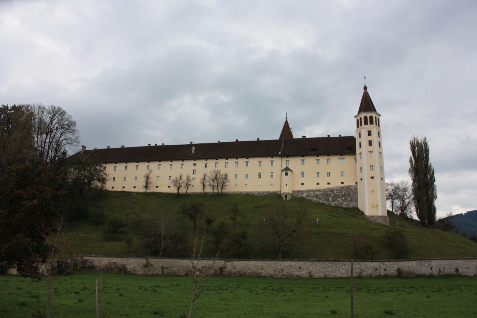 Das Benediktinerstift St. Paul, als "Schatzhaus Kärntens" bekannt, über den Wiesen am Lavantradweg.