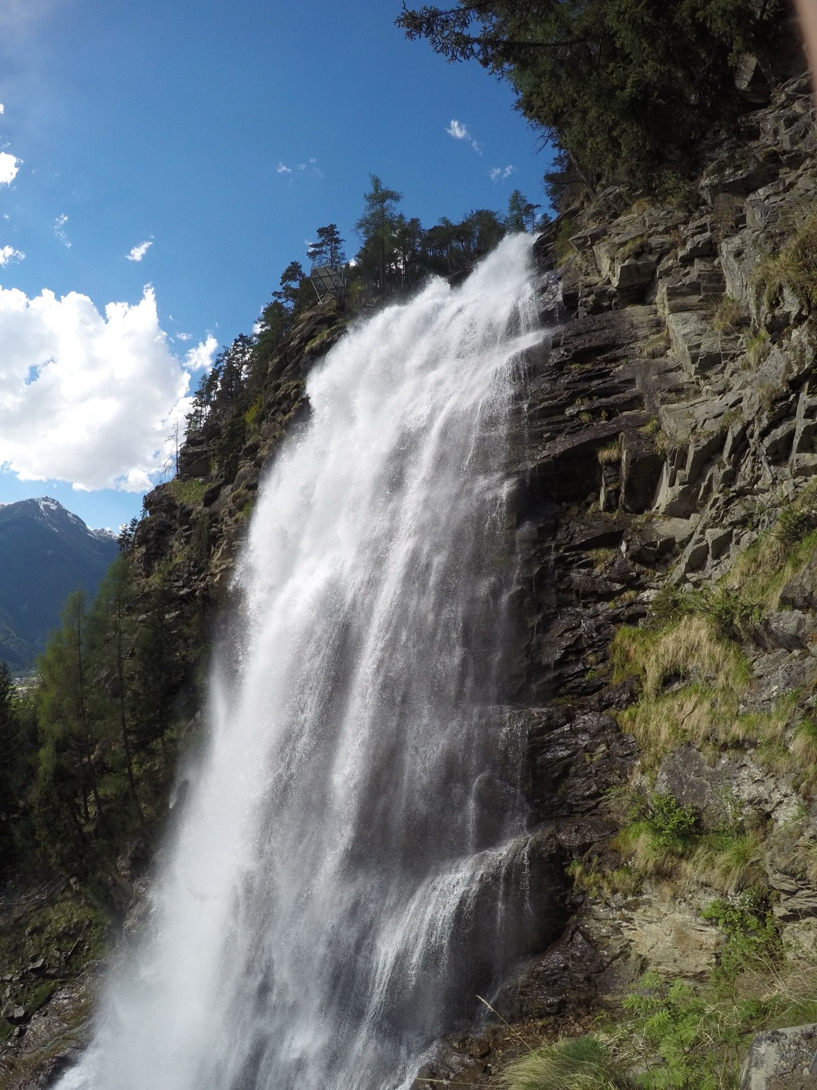 Der Stuibenfall bei Umhausen, mit rund 159 Metern der höchste Wasserfall Tirols, ein kurzer Abstecher vom Talradweg.