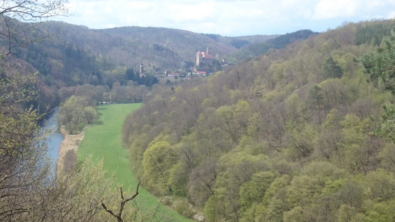 Blick über die Thaya auf das mittelalterliche Hardegg - die kleinste Stadt Österreichs im tief eingeschnittenen Tal des Nationalparks Thayatal, das die Route oberhalb streift.