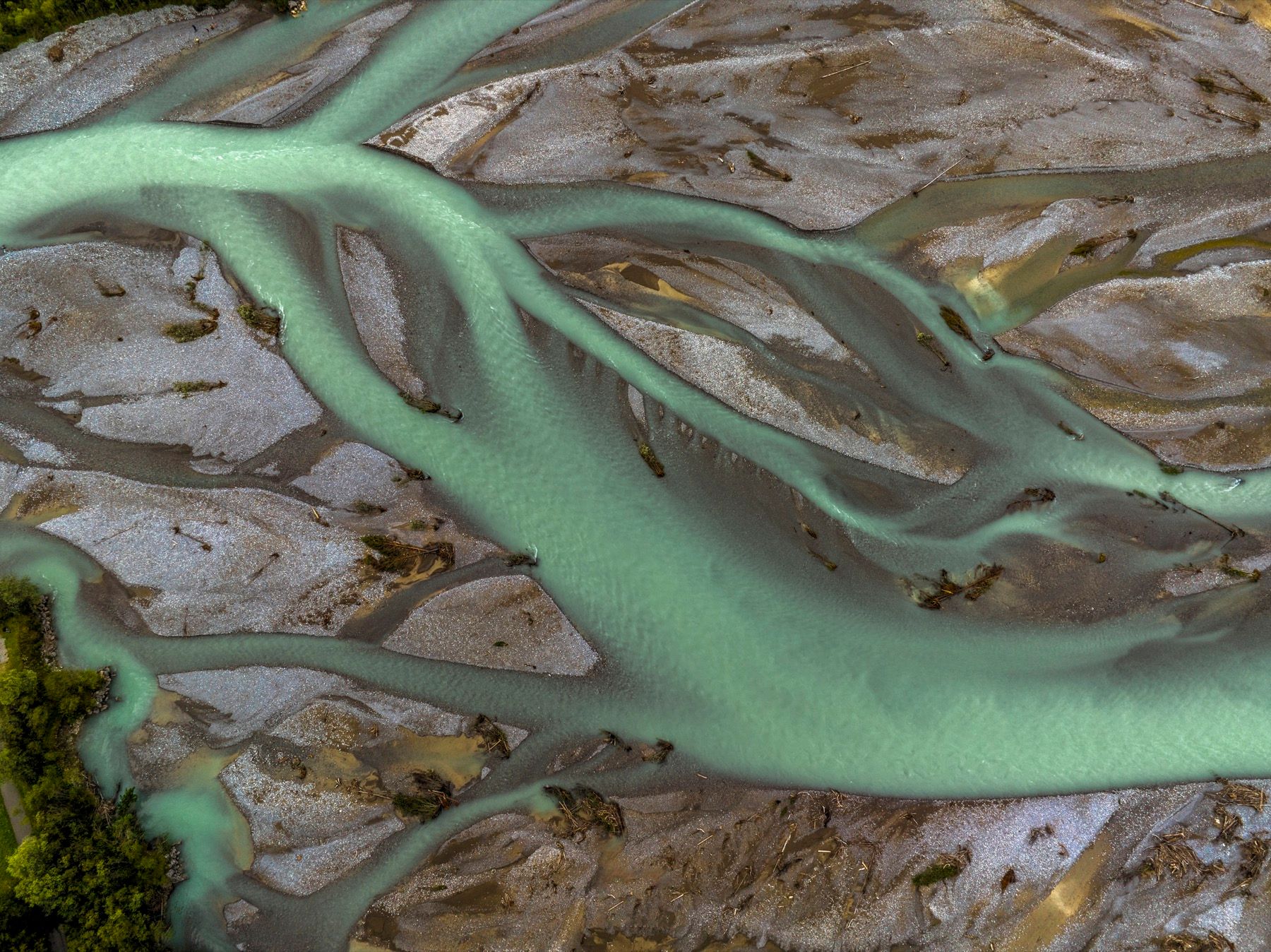 Ein Arm des verzweigten Wildflusses Lech bei Forchach im Naturpark Tiroler Lech - türkisgrünes Wasser über hellen Schotterbänken, einer der letzten weitgehend naturbelassenen Wildflüsse der Nordalpen.