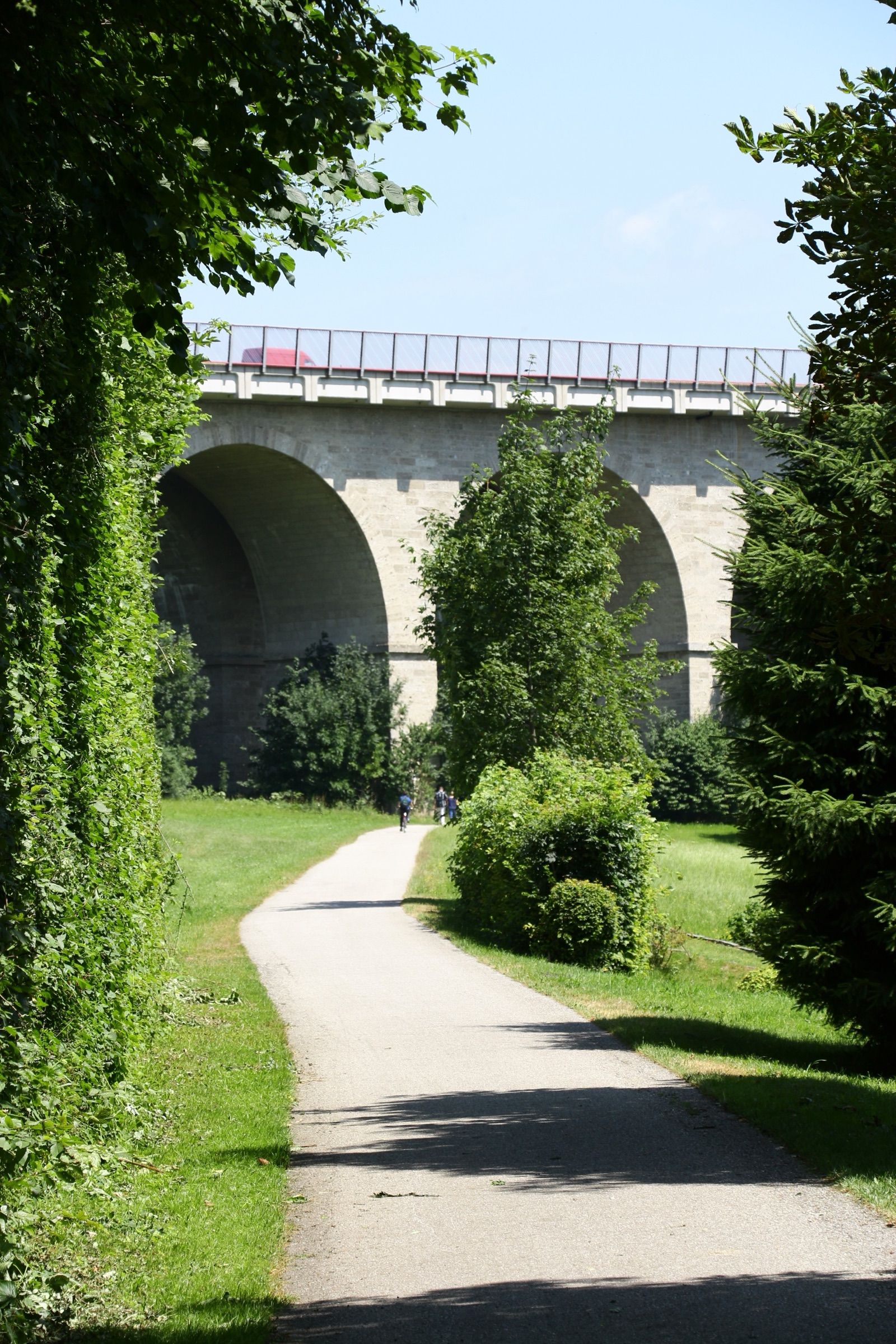 Das Viadukt der Westautobahn überspannt die Ischlerbahntrasse des Mozart-Radwegs bei Hallwang.