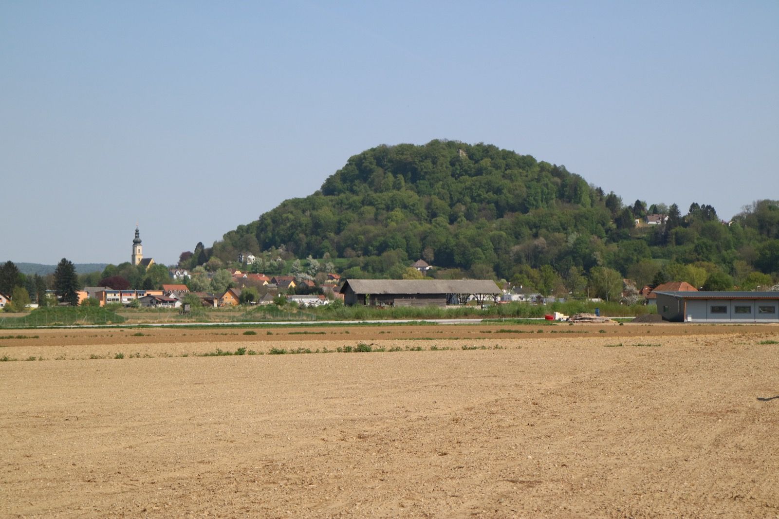 Der Wildoner Schlossberg mit den Ruinen Alt- und Neu-Wildon - der markante Burghügel am Zusammenfluss von Kainach und Mur markiert das Ziel der Tour.