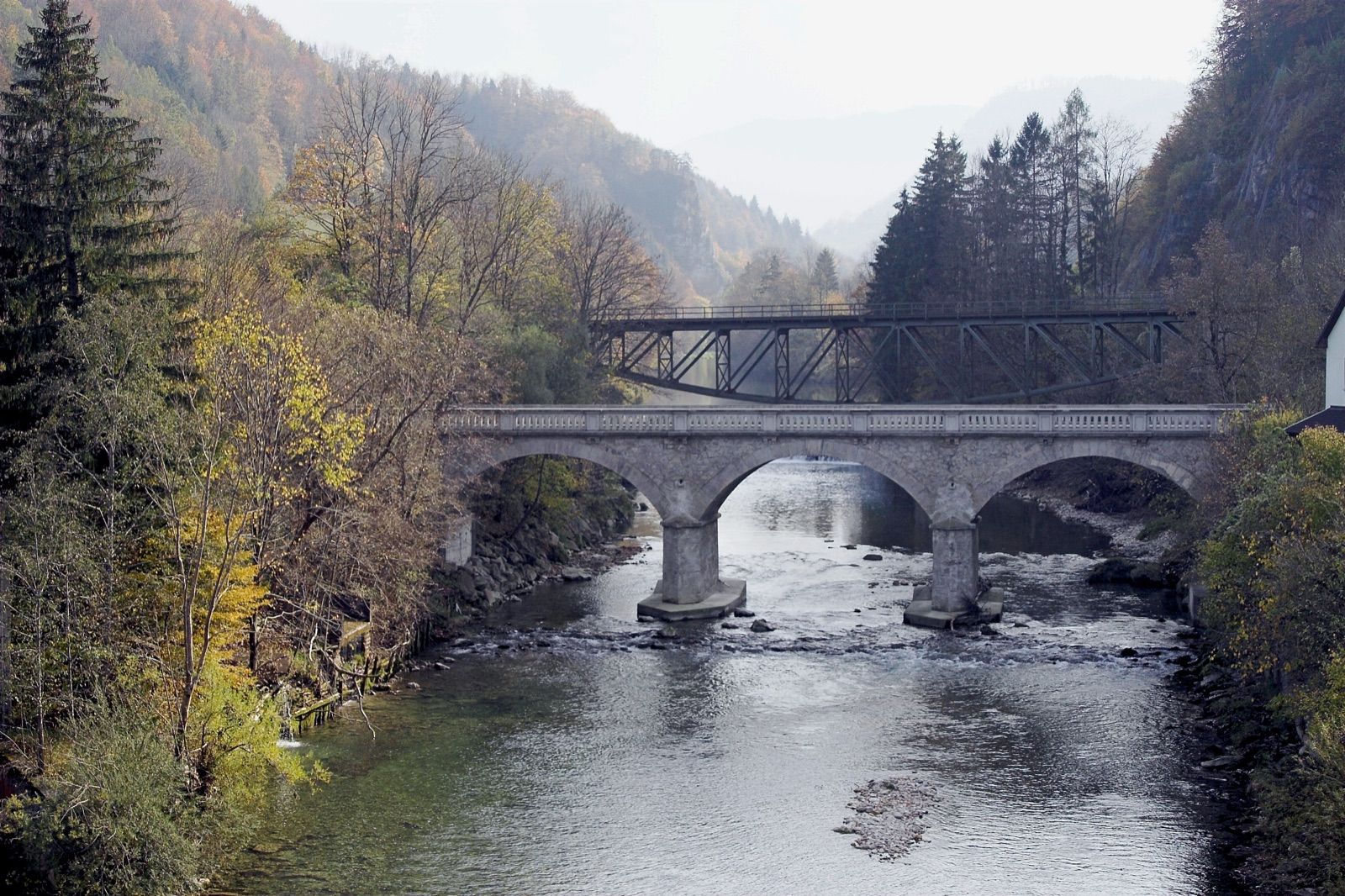 Straßenbrücke und alte Ybbstalbahn-Brücke über die Ybbs bei Gstadt, entlang des Ybbstalradwegs