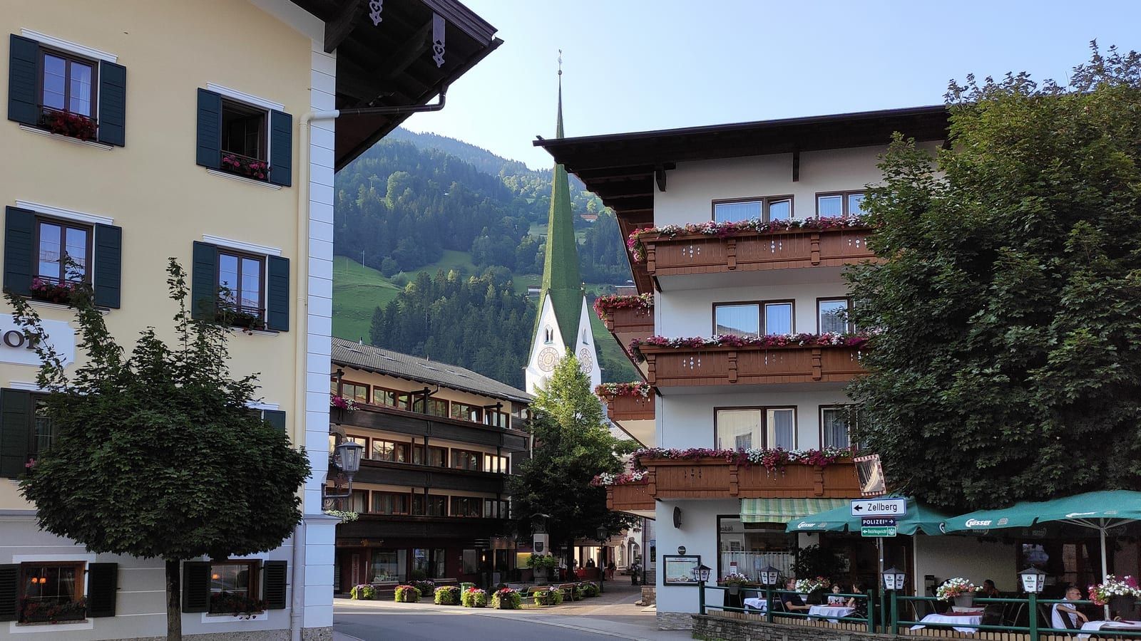 Der Dorfplatz von Zell am Ziller, der heimlichen Hauptstadt des Tals - bekannt für das Gauder Fest.