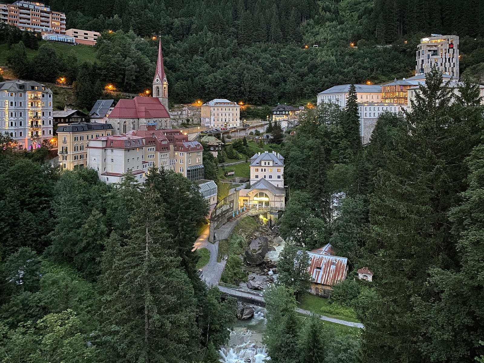 Die Belle-Époque-Kurstadt Bad Gastein, deren Grandhotels sich am Abend über der Felsschlucht der Gasteiner Ache stapeln.