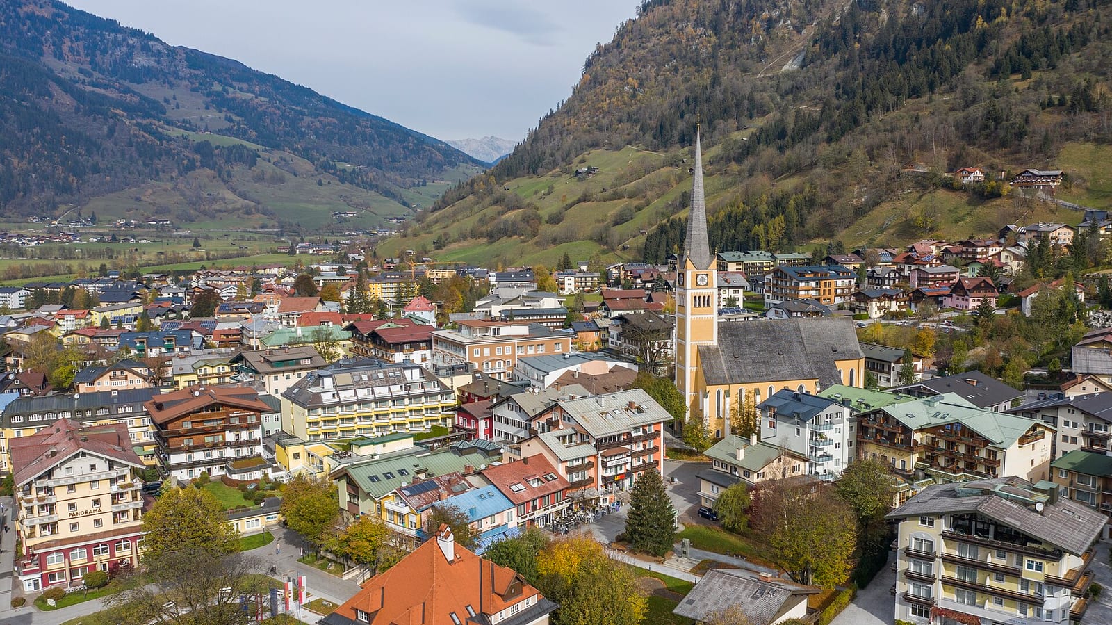 Bad Hofgastein im weiten Talboden, der große Kurort des Tals mit der Alpentherme.