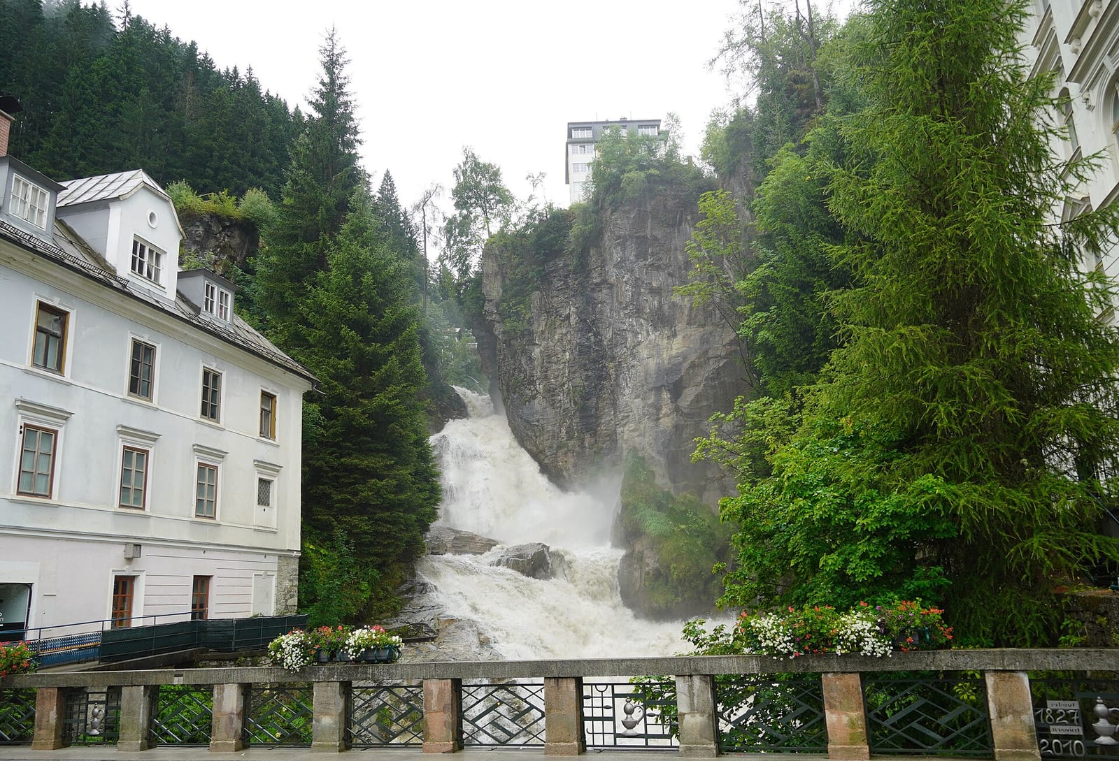 Der Gasteiner Wasserfall stürzt mitten durch Bad Gastein - das unverwechselbare Wahrzeichen des Tals.