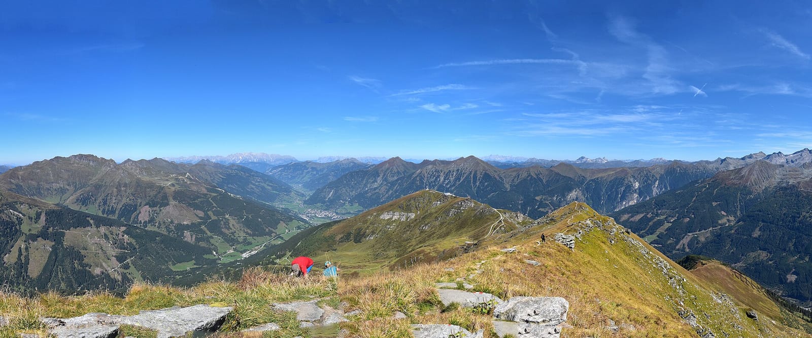 Blick über das Gasteinertal und die Berge der Hohen Tauern - die alpine Kulisse der Talfahrt.
