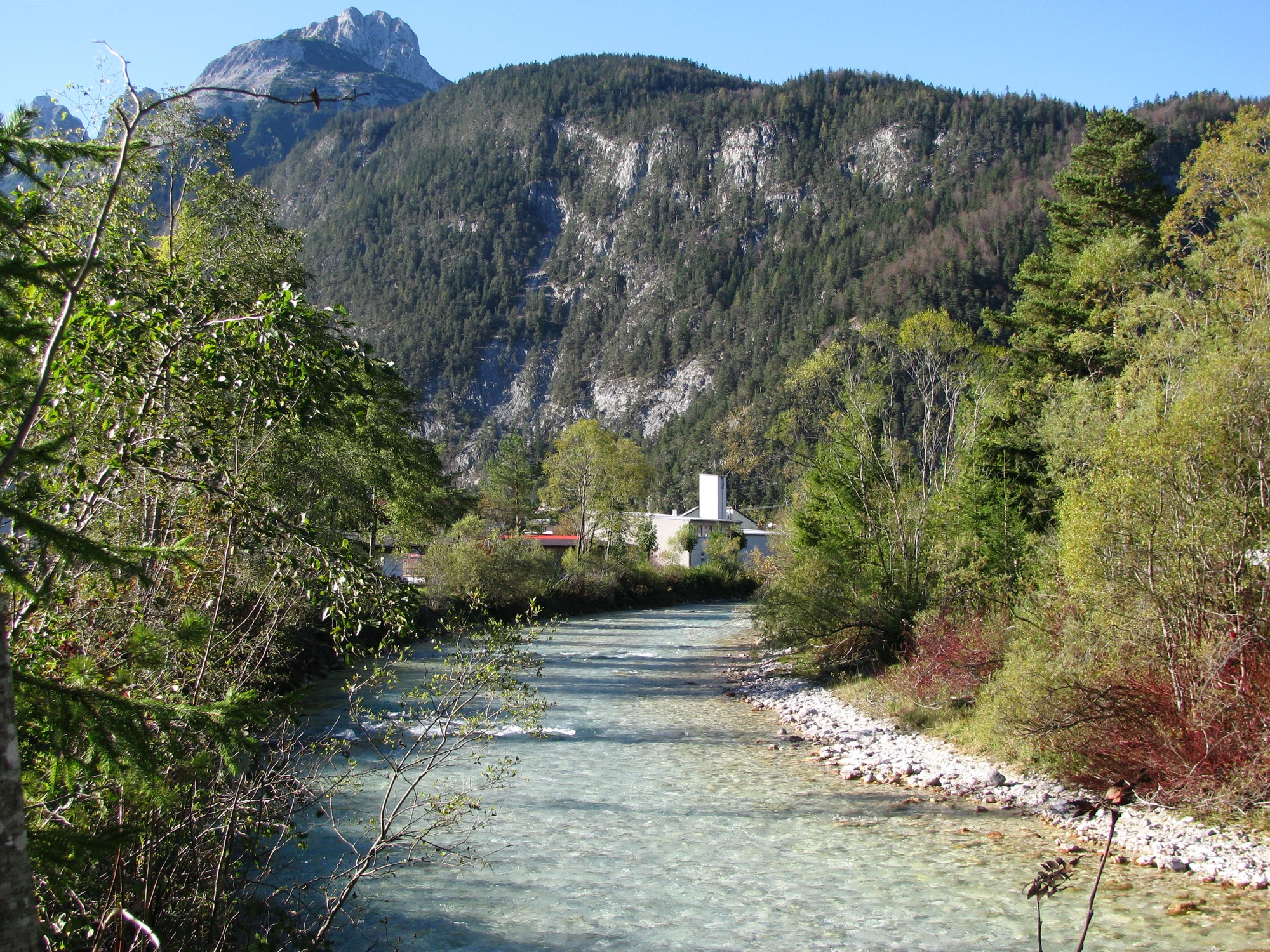 Türkis und ungezähmt: die junge Isar bei Scharnitz, dem Tiroler Auftakt der Route unter den Karwendelbergen