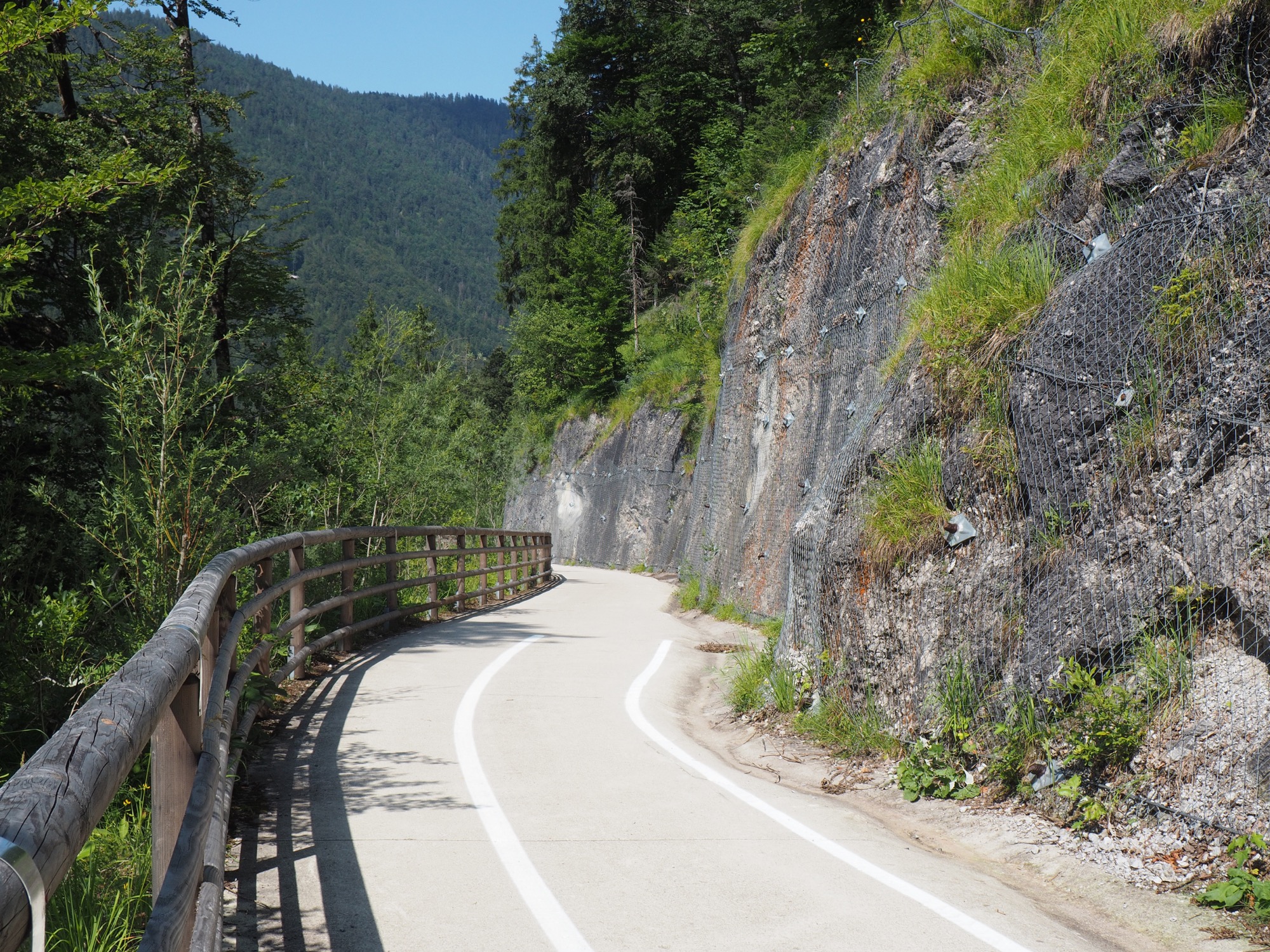 Der Radweg am türkisen Sylvensteinsee, dem Stausee im Herzstück der oberen Isar