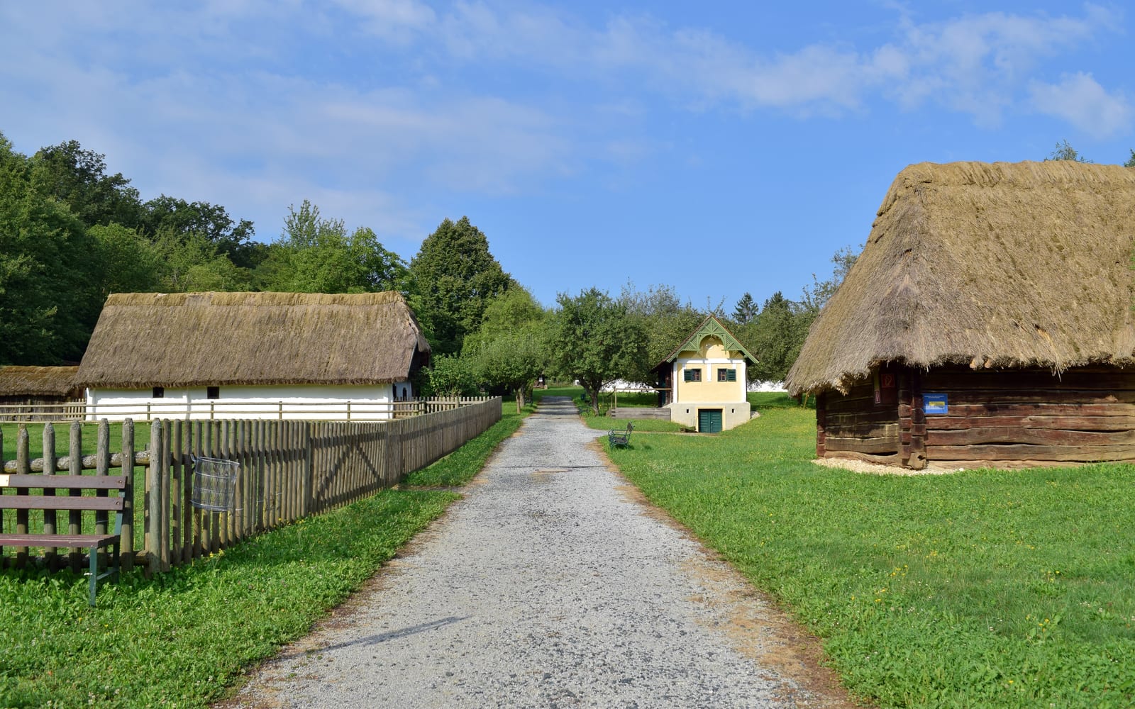 Strohgedeckte Streckhöfe im Südburgenländischen Freilichtmuseum bei Bad Tatzmannsdorf - Ziel des kurzen Abstechers von der Runde.