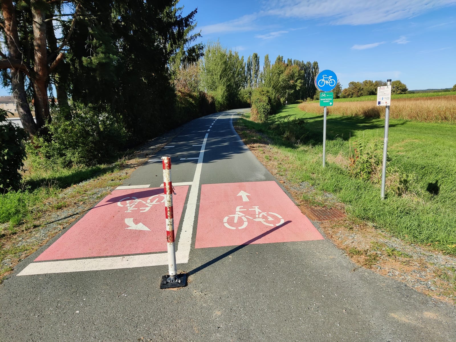 Glatter, beschilderter Radweg im Pinkatal bei Oberschützen - hier trifft die Runde auf das Radwegenetz des oberen Tals.