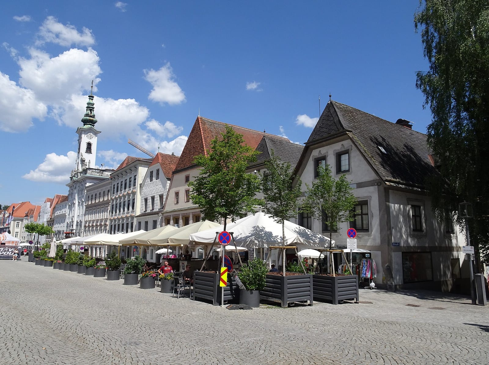 Der weite Stadtplatz von Steyr mit seinen Bürgerhäusern - das Ziel der Talfahrt am Zusammenfluss von Steyr und Enns.