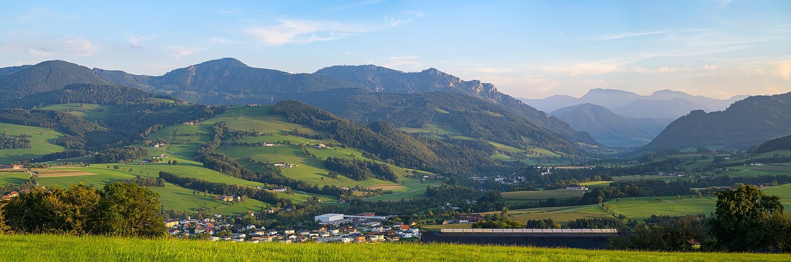 Weiter Blick über das grüne Steyrtal bei Steinbach und Grünburg vor der Kulisse der Voralpen.