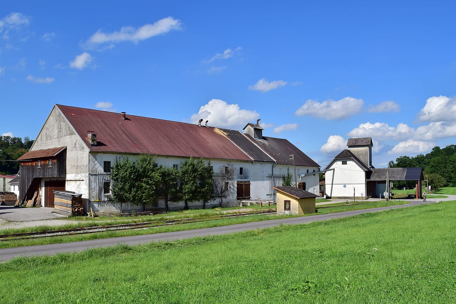 Die Schmalspurgleise der Steyrtalbahn an der Sommerhubermühle bei Aschach an der Steyr - Österreichs älteste Dampf-Museumsbahn begleitet das untere Tal.