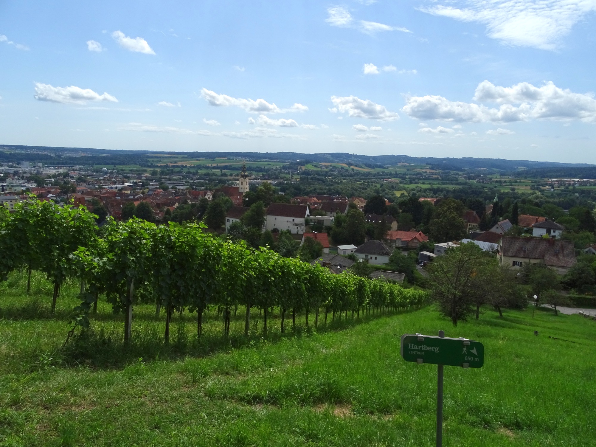 Hartberg, eingebettet ins oststeirische Hügelland - die erste größere Stadt nach dem Wechsel-Abstieg