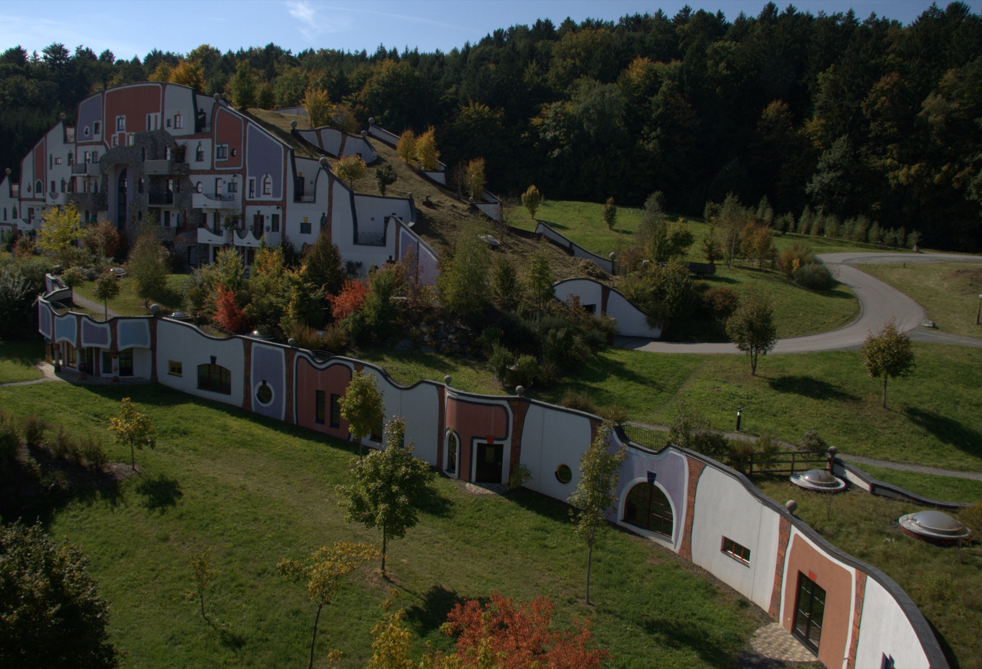 Das von Friedensreich Hundertwasser gestaltete Rogner Bad Blumau mit begrünten Dächern, in die Hügel des Thermenlands gebettet