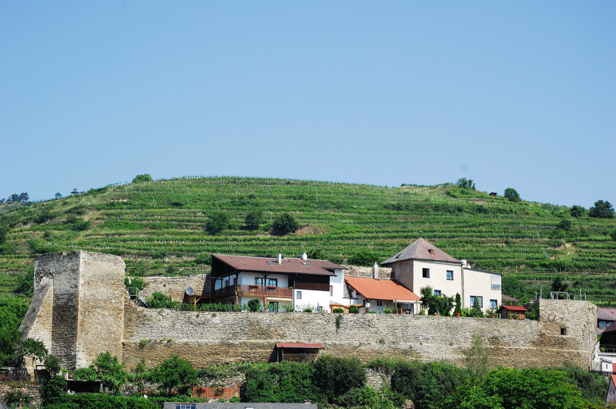 Startpunkt an der Donau: die Altstadt von Stein an der Donau mit der Donauwarte auf dem Hügel, UNESCO-Welterbe Wachau